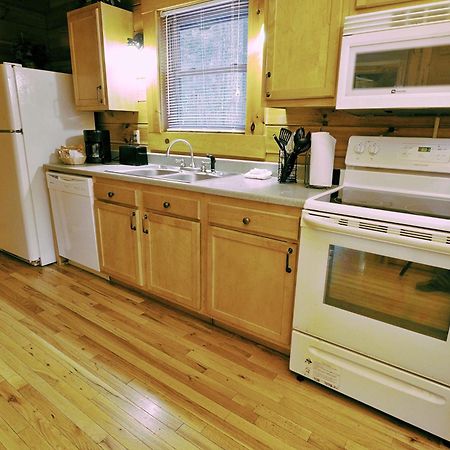 The Cabins At Pine Haven - Beckley Beaver Екстер'єр фото